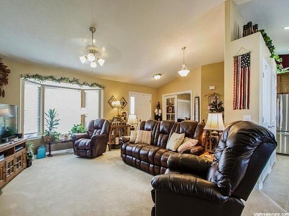 5th image of 311 E Davenport Dr