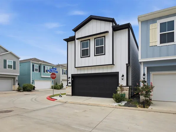 614 Pelican Dr, Kemah, TX 77565