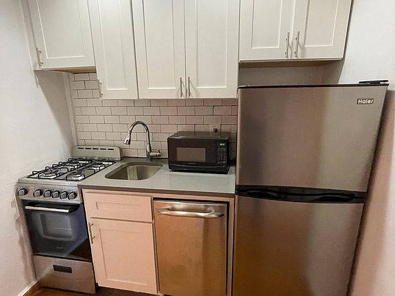 4th image of 105 Christopher St APT 3B