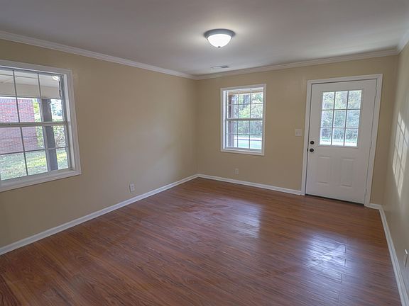 5th image of 910 N Grand Ave