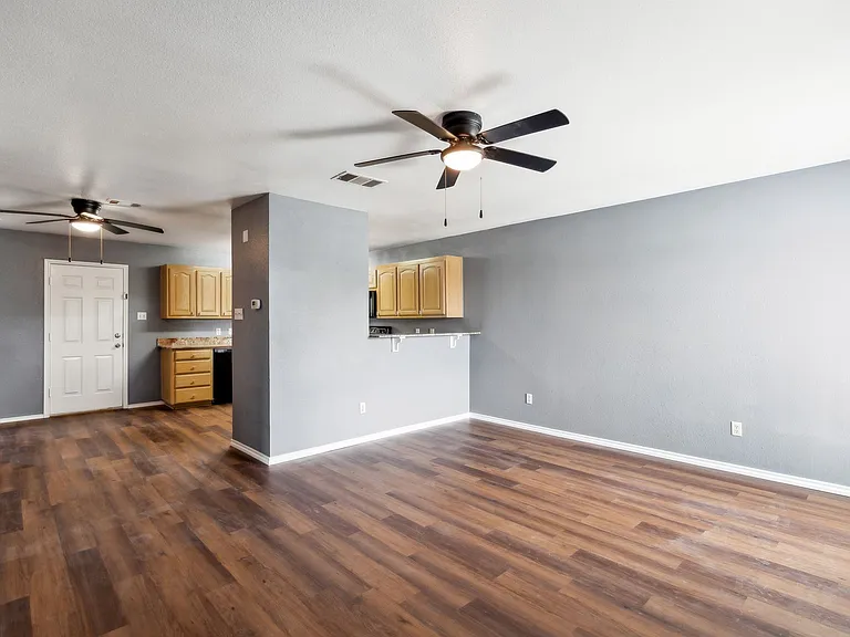 1502 Sharron Ct — Photo 2