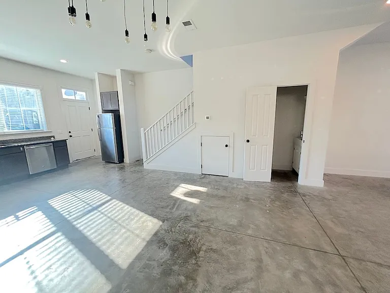 1212 E Broad St — Photo 6