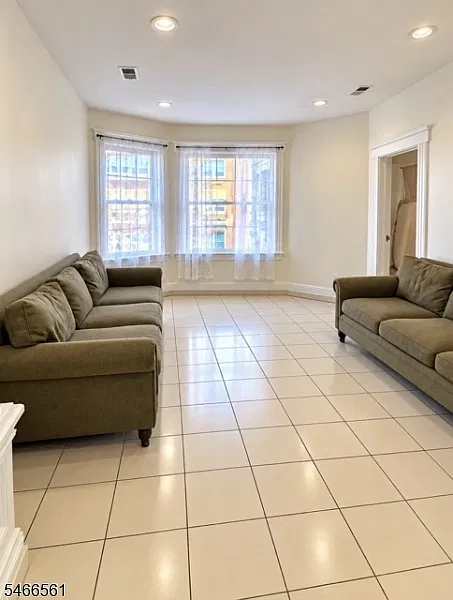 4 bed, 1.0 bath, $2,600 — Photo 2