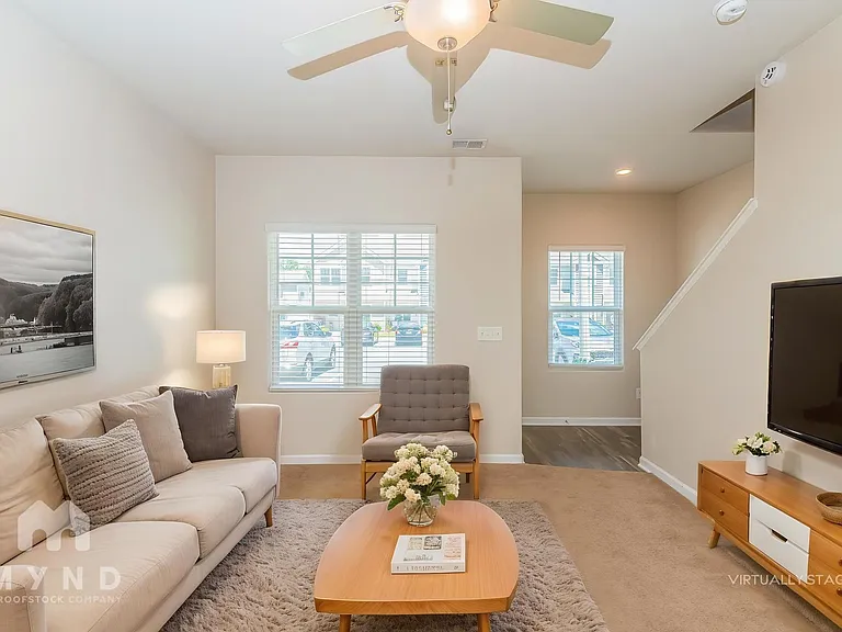 250 Yorktown Ln — Photo 2