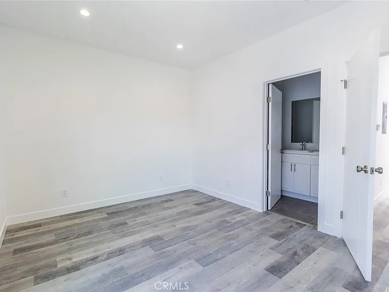 5144 Riverton Ave — Photo 24