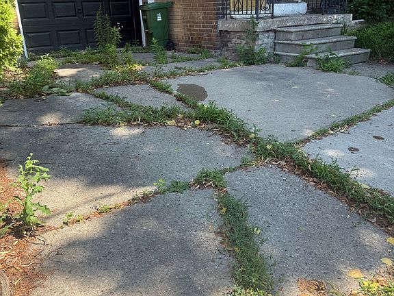 2nd image of 832 Davenport Rd