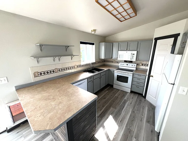 803 E Groschell St — Photo 10