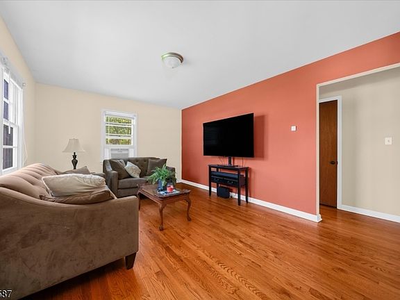 4th image of 16 Abbott Ct
