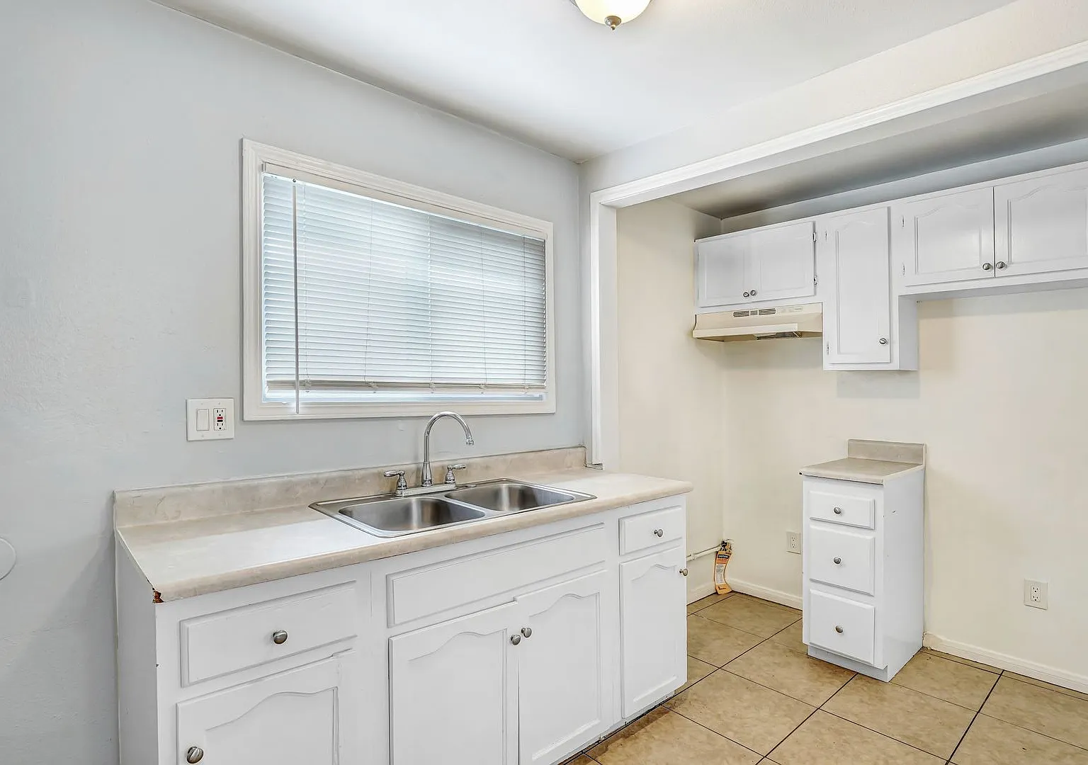 7411 South Figueroa — Photo 2