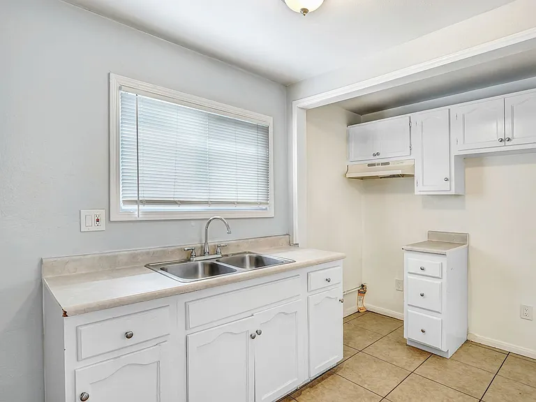 7411 S Figueroa St — Photo 14
