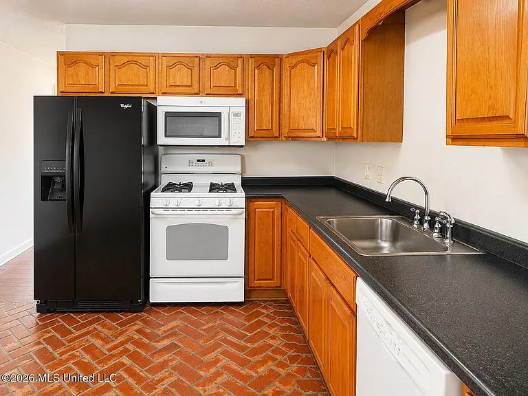 135 Pine Grove Ave — Photo 3