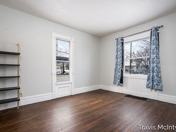 3rd image of 908 Eastern Ave SE