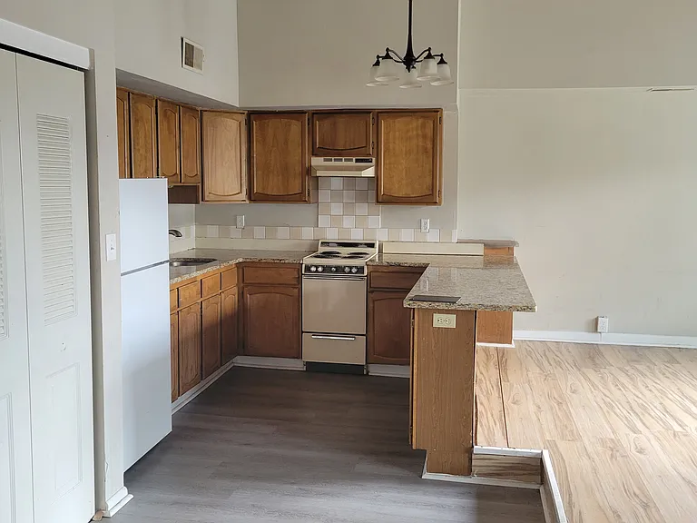 131 E Philadelphia Ave — Photo 8