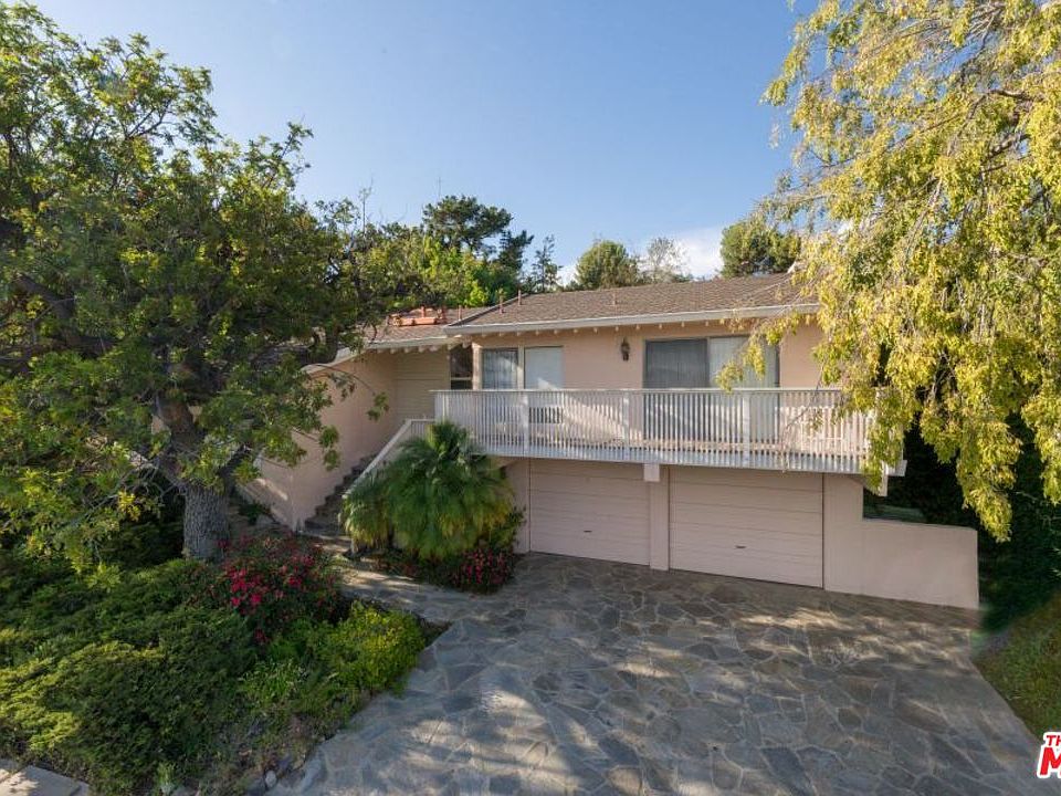 2nd image of 2532 Banyan Dr