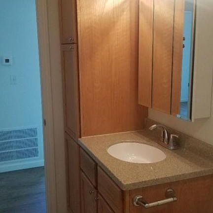 4th image of 202 S Paw Paw St #6