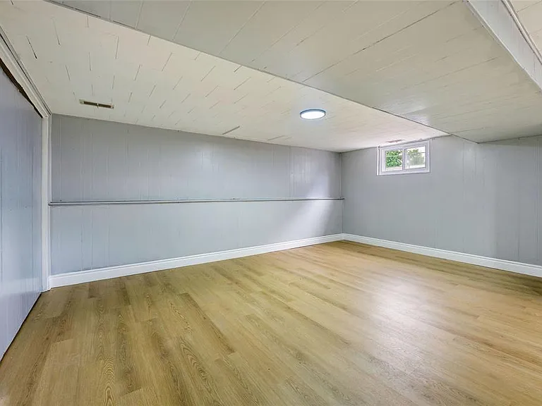 890 Hollands Ave — Photo 37