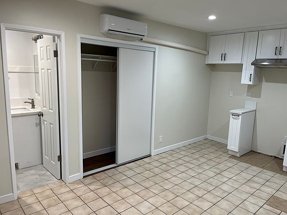5th image of 1028 N Chestnut Ave #3