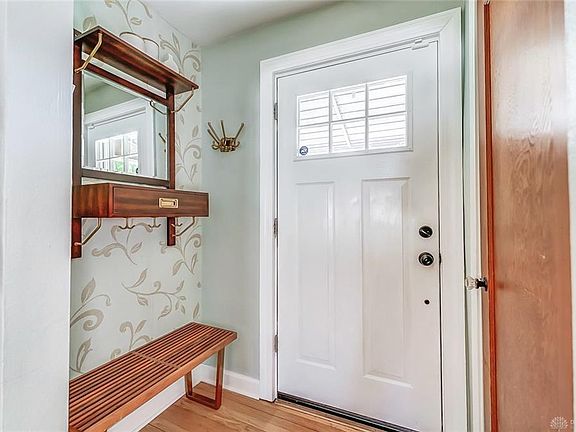 5th image of 1027 Warwick Pl