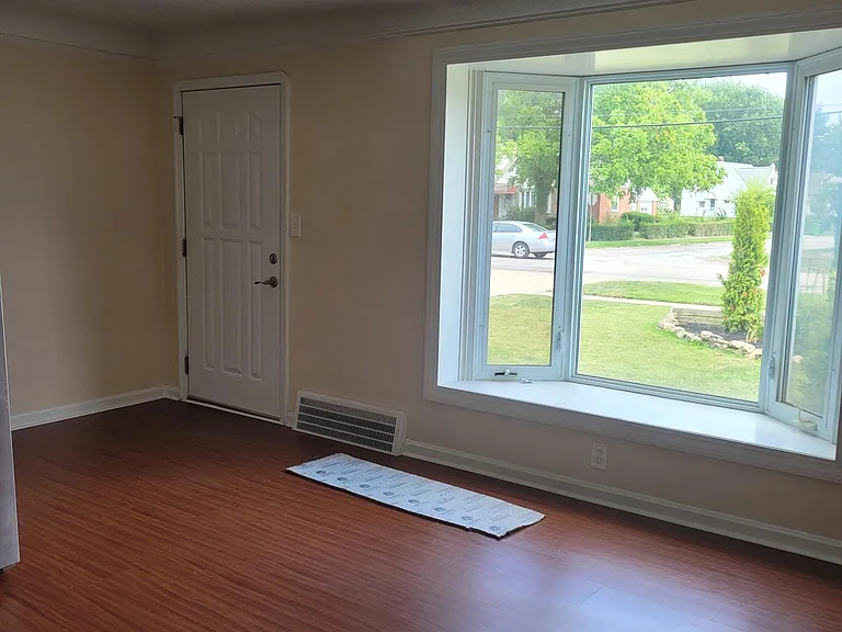Living room. Large. Bay window.
