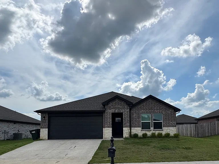 2705 Spring Creek St — Photo 1