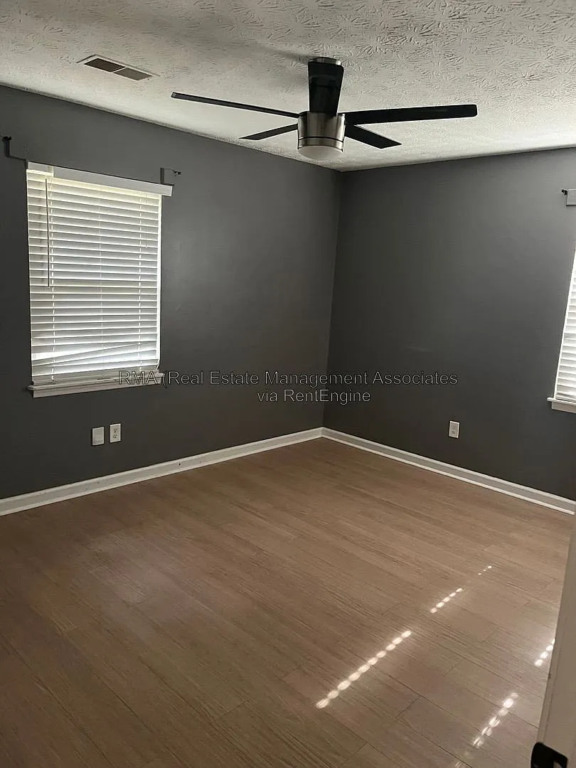 2 bed, 1.0 bath, 864 sqft, $1,300 — Photo 4