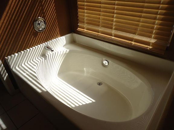 Soaking tub in en-suite bathroom