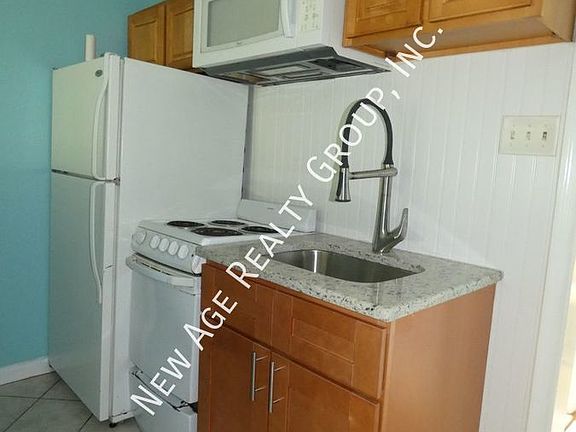 3rd image of 3913 Aspen St #2R