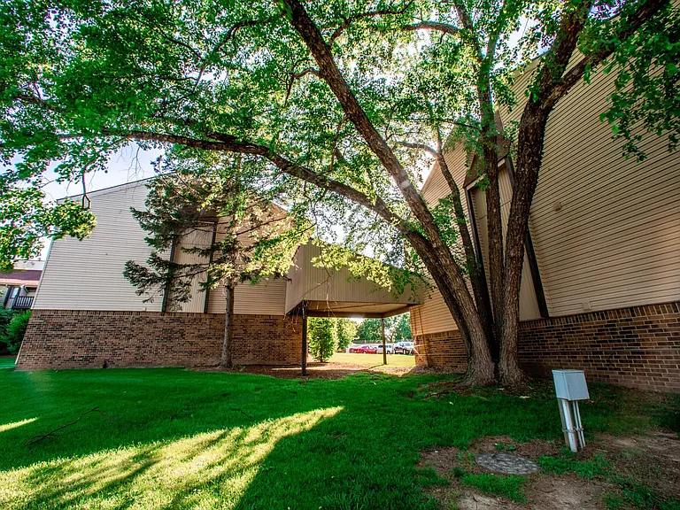 2410 W Willow St — Photo 10