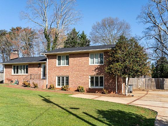 2nd image of 19 Starsdale Cir