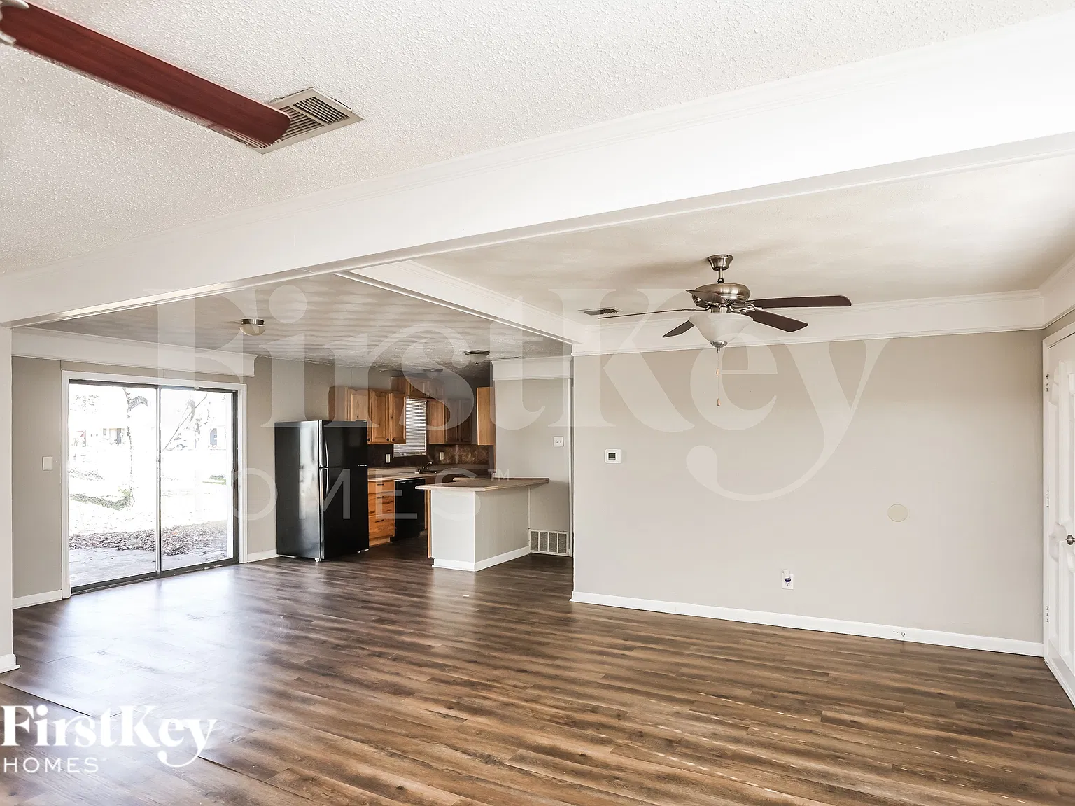 3 bed, 1.0 bath, 1044 sqft, $1,730 — Photo 2