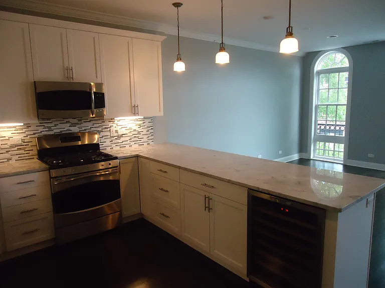 3342 N Southport Ave — Photo 5