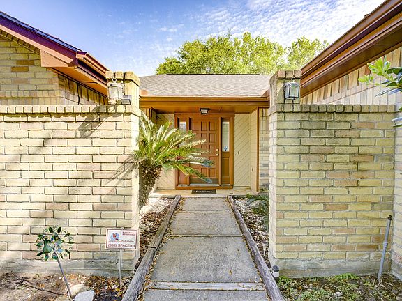 4th image of 16134 Beechnut St