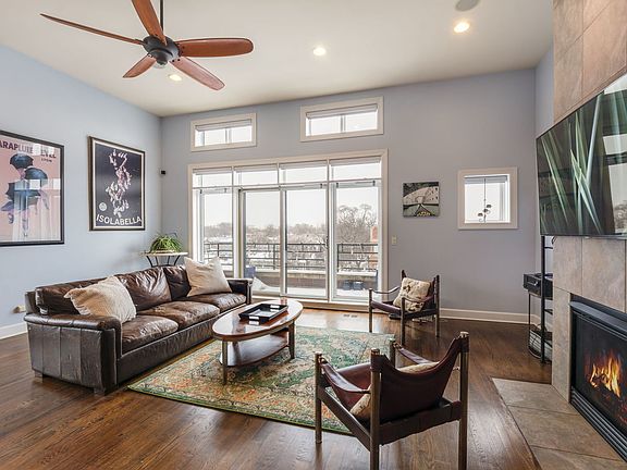 2nd image of 3056 N Oakley Ave APT 4N