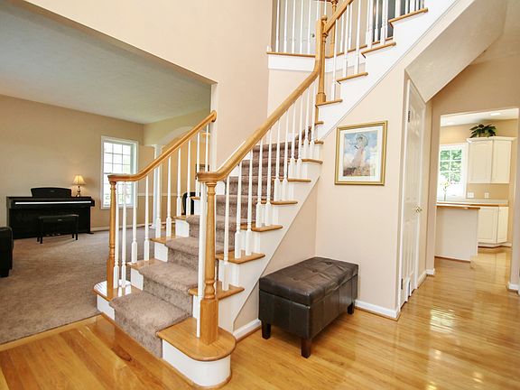 3rd image of 9 Splendor Wood Dr
