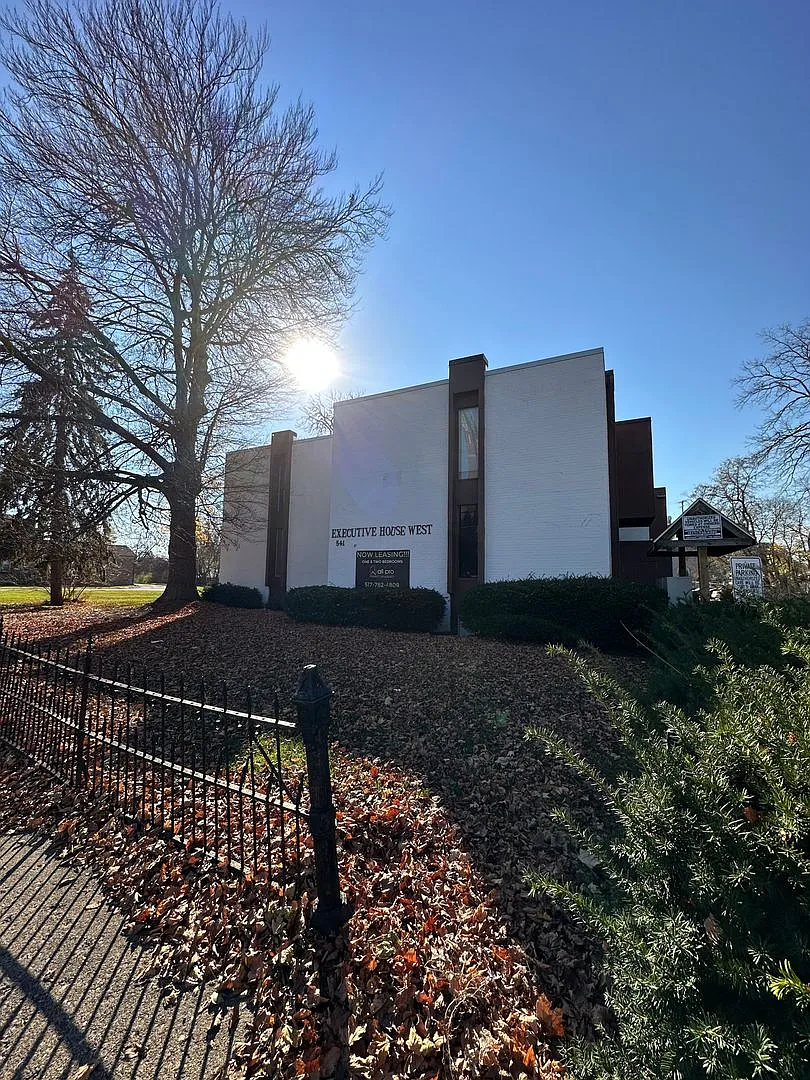 Executive House West — Photo 2
