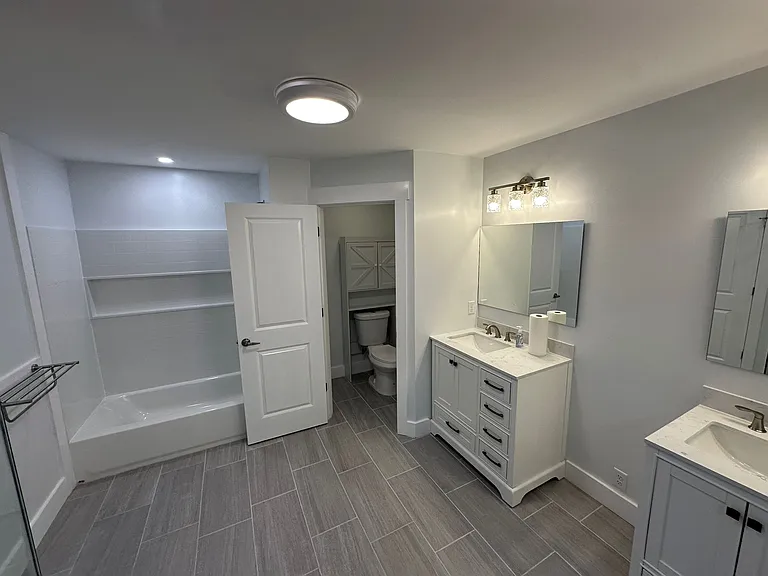 Master Bath - Double shower - Double vanity - separated toliet space