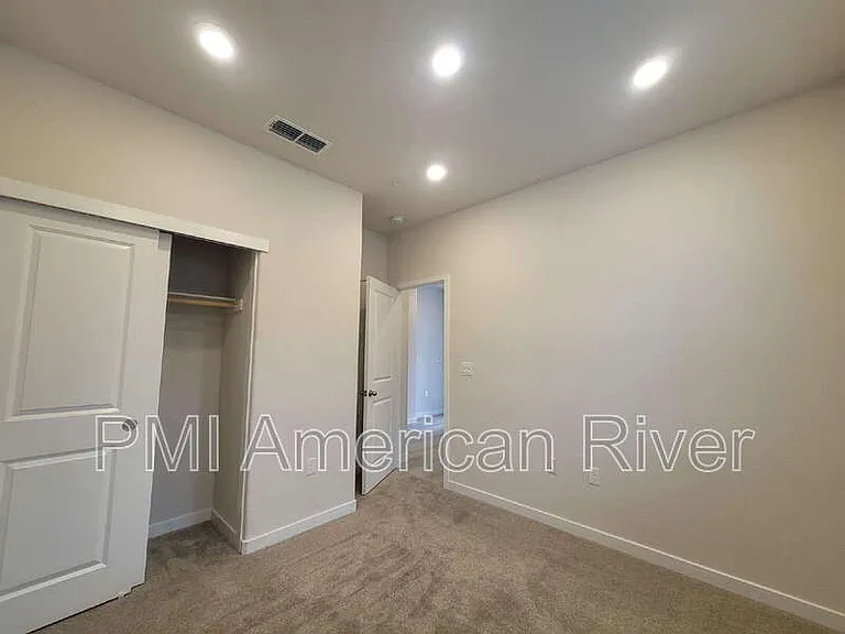 5033 Rialto Dr — Photo 10