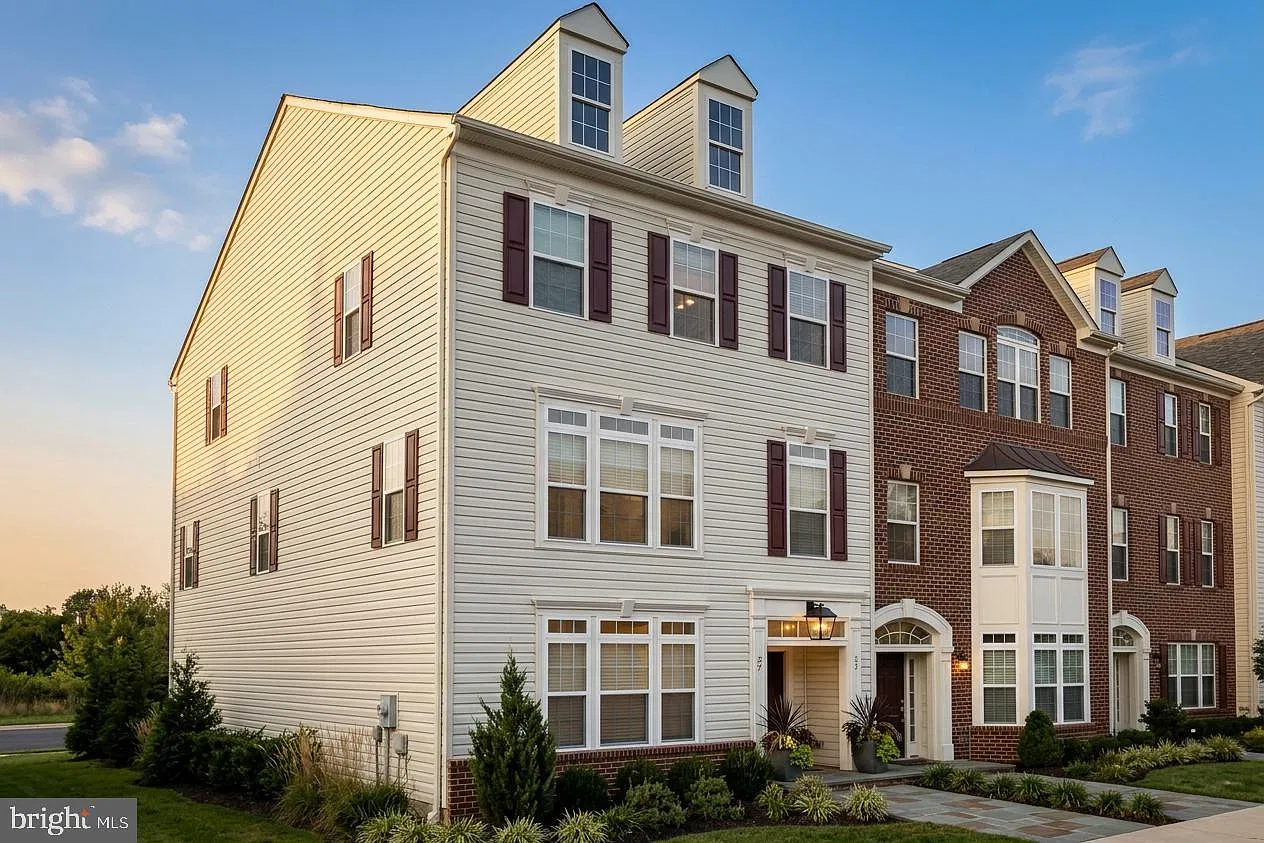 2 bed, 1352 sqft, $2,200 — Photo 1
