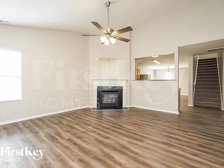 520 Martha Ct — Photo 5