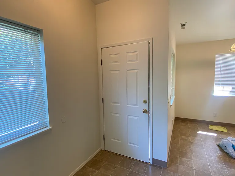 2124 NE Linnea Dr — Photo 3