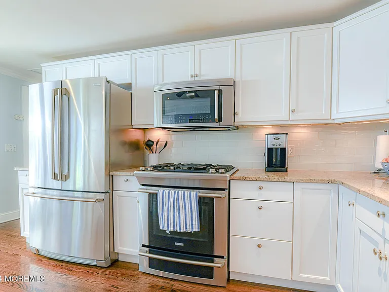 94 Embury Ave — Photo 11