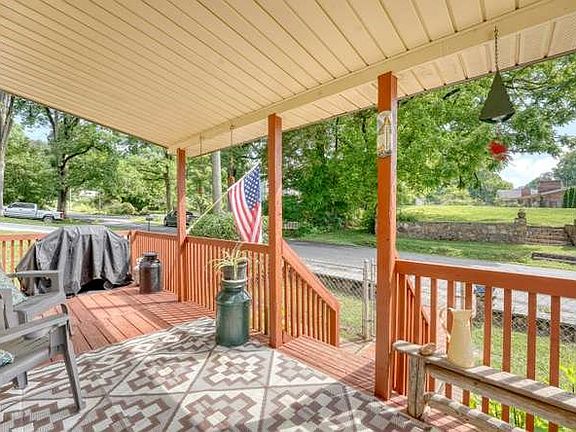 3rd image of 819 Valley River Ave