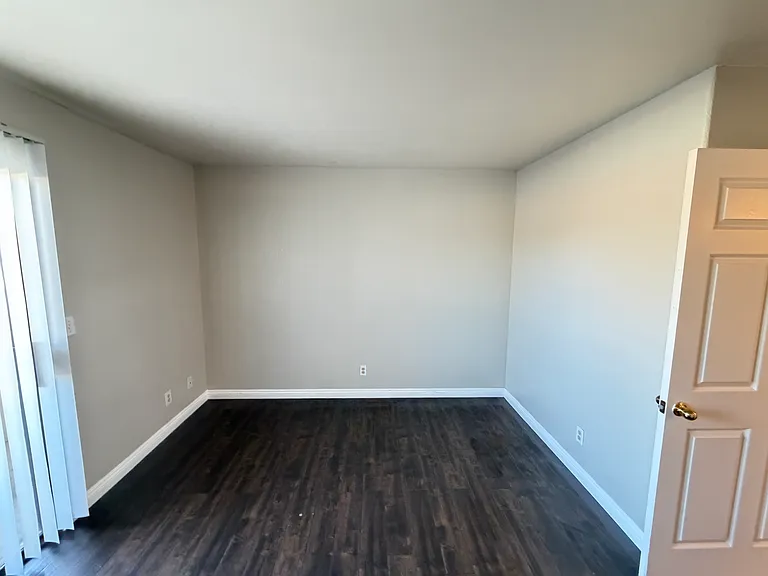 960 N Sloan Ln #104 — Photo 23