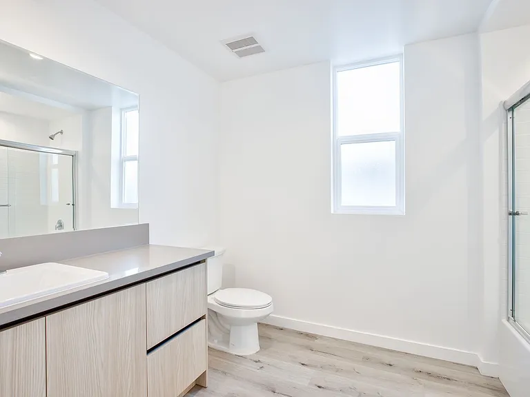 14748 Victory Blvd — Photo 7