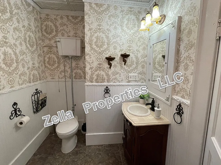 upstairs full bathroom