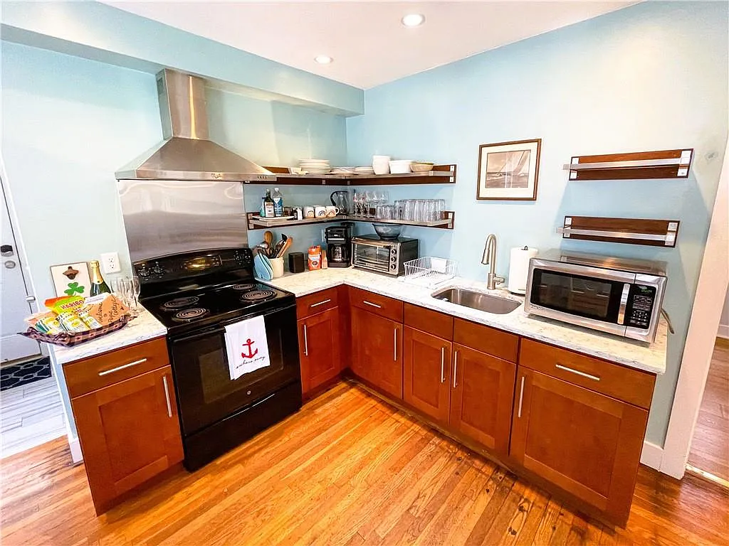 4 bed, 2.0 bath, 1400 sqft, $4,100 — Photo 2