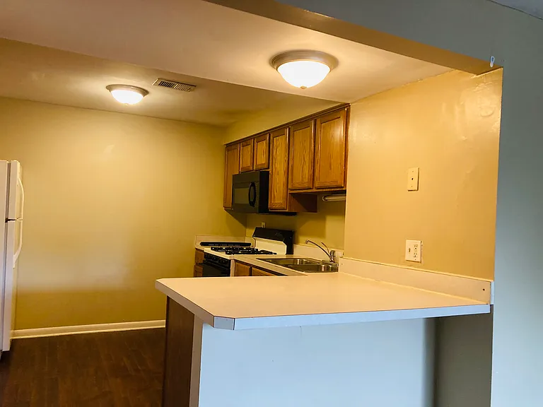 1680 Summit St #2A — Photo 2