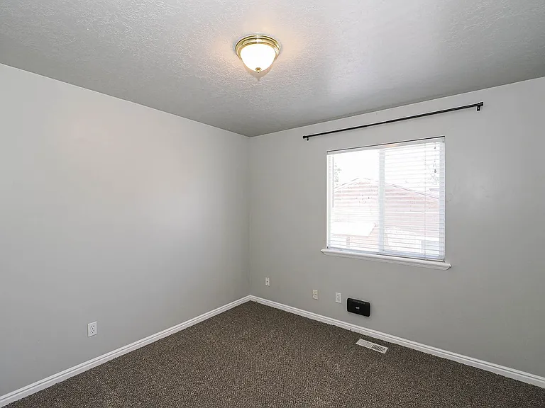537 N 400 W — Photo 17