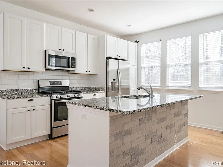512 Midland Blvd — Photo 7