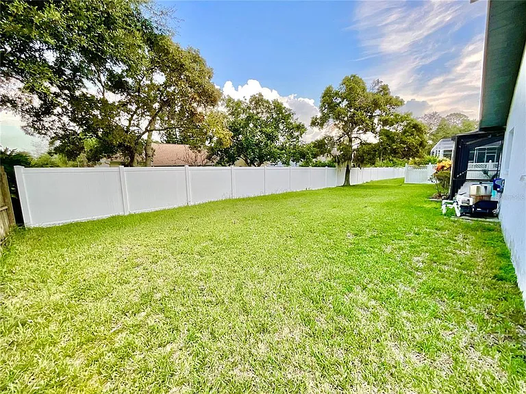 1349 Hillside Dr — Photo 5